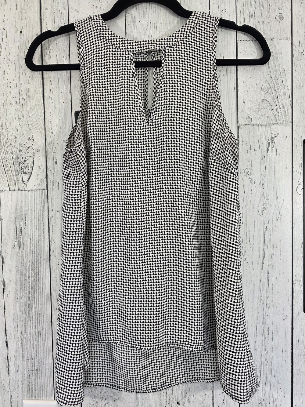 GUESS Houndstooth Keyhole Sleeveless Blouse Size S Office Business Career Wear